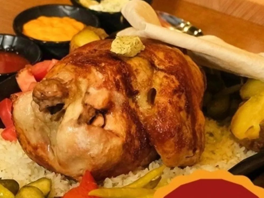 Pilav üstü alevde bütün piliç, köz garnitür ve lavaş ile